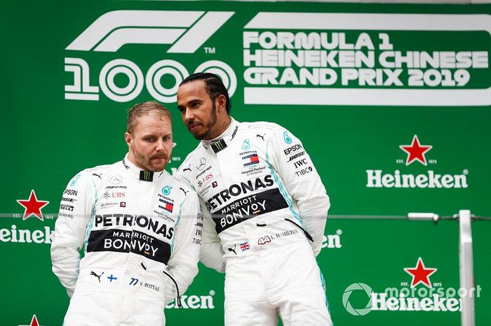Lewis Hamilton, Mercedes AMG F1 y Valtteri Bottas, Mercedes AMG F1 celebran en el podio
