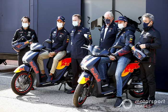 Toyoharu Tanabe, director técnico de Honda, Sergio Pérez, Red Bull Racing, Christian Horner, Team Principal, Red Bull Racing, Helmut Marko, Red Bull Racing, Max Verstappen, Red Bull Racing y Masashi Yamamoto, General Manager, Honda Motorsport 