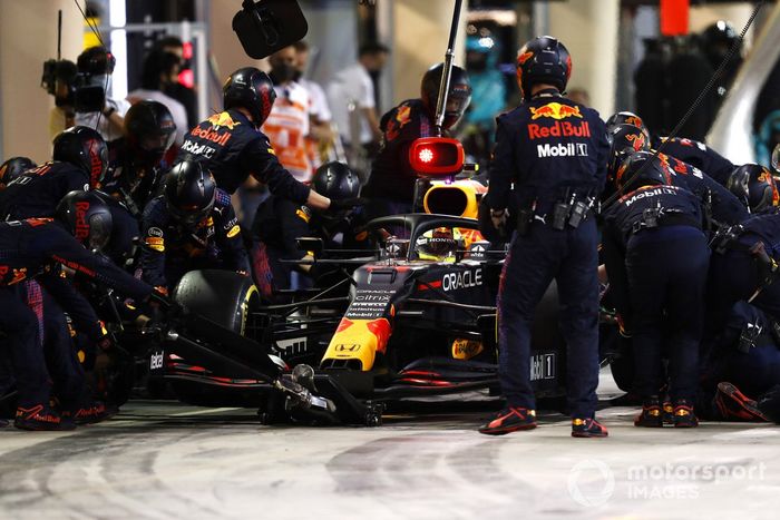 Sergio Pérez, Red Bull Racing RB16B, pit stop
