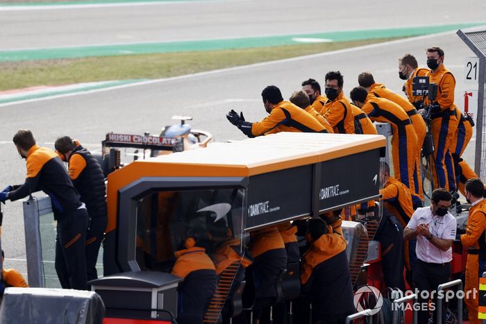 Lando Norris, McLaren MCL35M, 3ª posición, cruza la meta