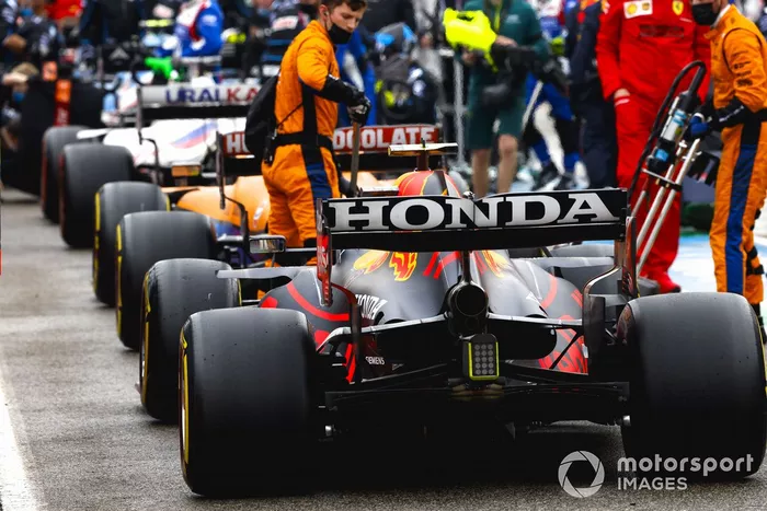 Sergio Pérez, Red Bull Racing RB16B en pit lane