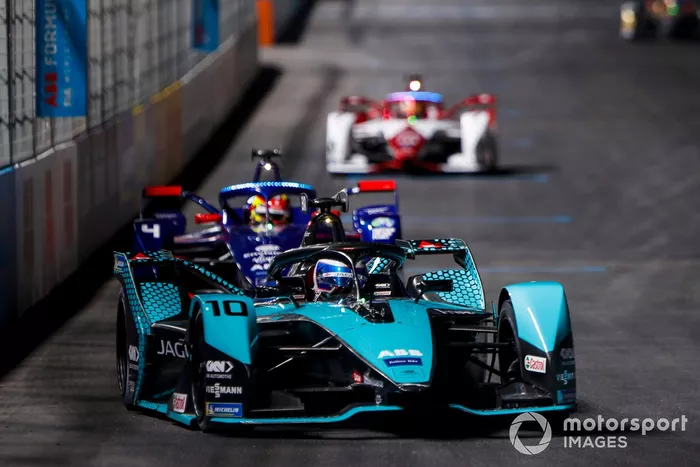 Sam Bird, Panasonic Jaguar Racing, Jaguar I-Type 5, davanti a Robin Frijns, Envision Virgin Racing, Audi e-tron FE07