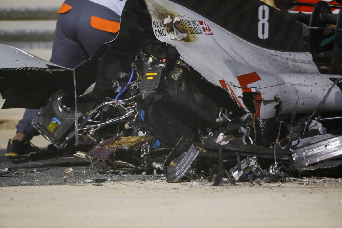 L'auto distrutta di Romain Grosjean, Haas VF-20, dopo l'incidente al primo giro