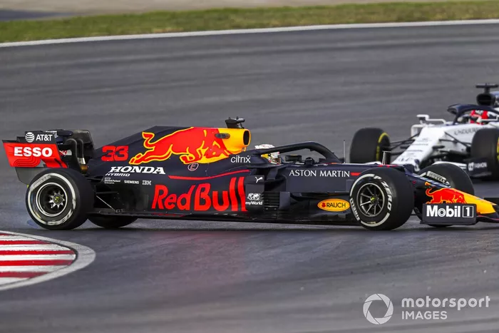 Trompo de Max Verstappen, Red Bull Racing RB16, delante de Daniil Kvyat, AlphaTauri AT01