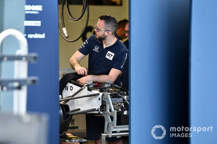 Un mecánico de AlphaTauri