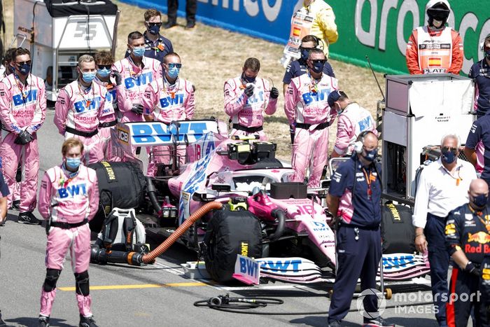 Los mecánicos están en la parrilla con el coche de Lance Stroll, Racing Point RP20