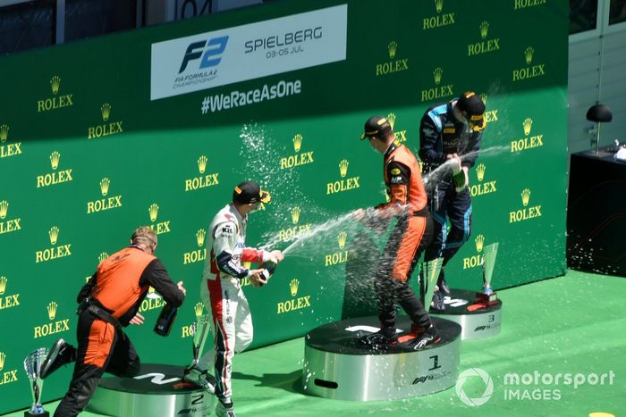 Podio: Felipe Drugovich, MP Motorsport, ouis Deletraz, Charouz Racing System, y Dan Ticktum, Dams