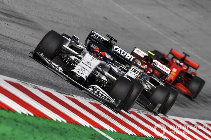 Daniil Kvyat, AlphaTauri AT01, precede Antonio Giovinazzi, Alfa Romeo Racing C39, e Sebastian Vettel, Ferrari SF1000