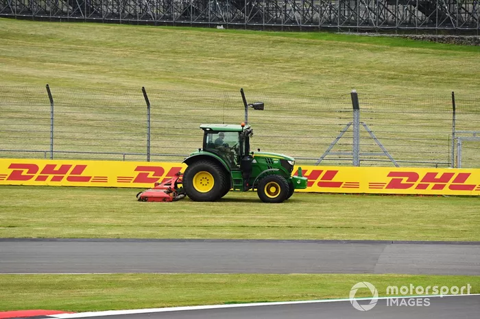 Tractor cortando la hierba