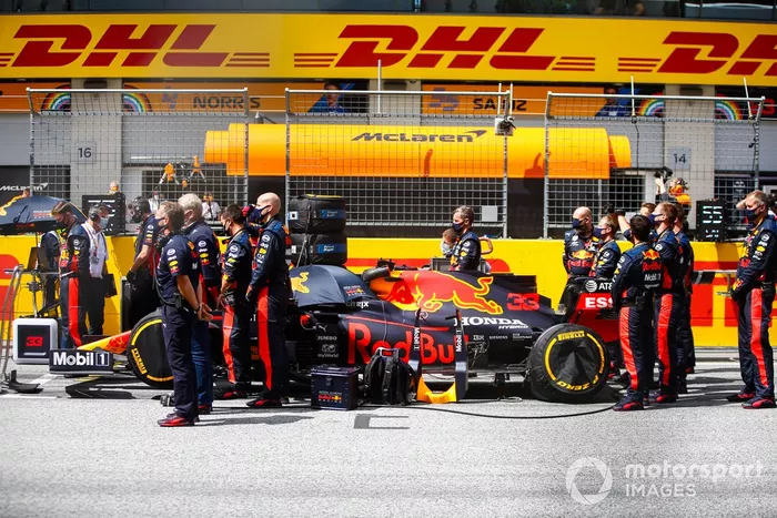 Los mecánicos e ingenieros de Red Bull están alrededor del coche de Max Verstappen, Red Bull Racing RB16, en la parrilla