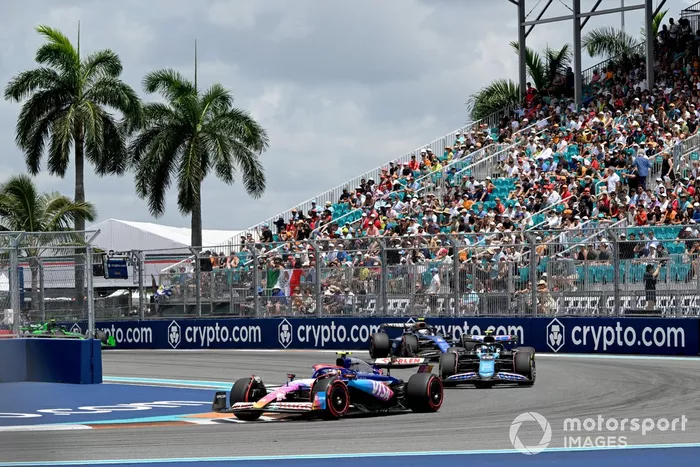 Yuki Tsunoda, VCARB 01, lidera a Pierre Gasly, Alpine A524, y Logan Sargeant, Williams FW46