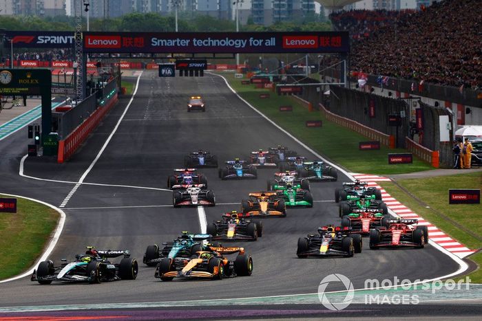 Lewis Hamilton, Mercedes F1 W15, Lando Norris, McLaren MCL38, seguido de Fernando Alonso, Aston Martin AMR24, Max Verstappen, Red Bull Racing RB20.