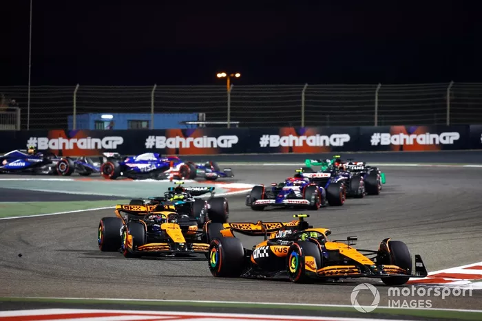 Lando Norris, McLaren MCL38, Oscar Piastri, McLaren MCL38, Lewis Hamilton, Mercedes F1 W15