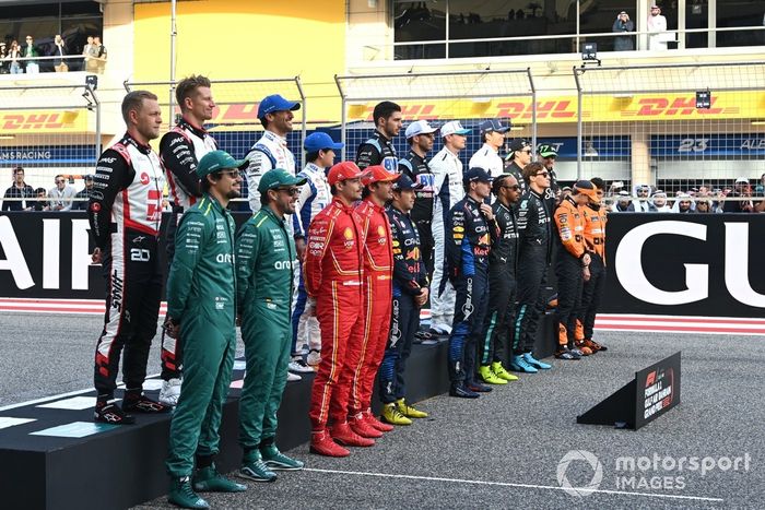 Pilotos Fórmula 1 clase 2024
Fila superior: Kevin Magnussen, Haas F1 Team, Nico Hulkenberg, Haas F1 Team, Daniel Ricciardo, Visa Cash App RB F1 Team, Yuki Tsunoda, Visa Cash App RB F1 Team, Esteban Ocon, Alpine F1 Team, Pierre Gasly, Alpine F1 Team, Logan Sargeant, Williams Racing, Alex Albon, Williams Racing, Zhou Guanyu, Stake F1 Team Kick Sauber, Valtteri Bottas, Stake F1 Team Kick Sauber
Fila inferior: Fernando Alonso, Aston Martin F1 Team, Lance Stroll, Aston Martin F1 Team, Charles Leclerc, Scuderia Ferrari, Carlos Sainz, Scuderia Ferrari, Sergio Pérez, Red Bull Racing, Max Verstappen, Red Bull Racing, Lewis Hamilton, Mercedes-AMG F1 Team, George Russell, Mercedes-AMG F1 Team, Oscar Piastri, McLaren F1 Team, Lando Norris, McLaren F1 Team.