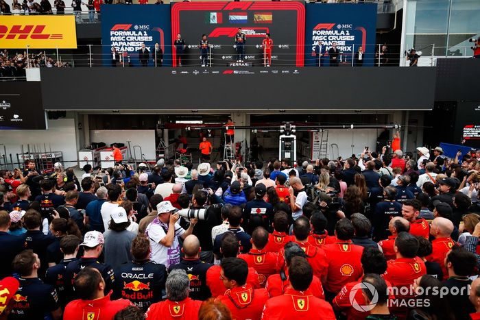 Sergio Pérez, Red Bull Racing, 2ª posición, Max Verstappen, Red Bull Racing, 1ª posición, Carlos Sainz, Scuderia Ferrari, 3ª posición, en el podio.