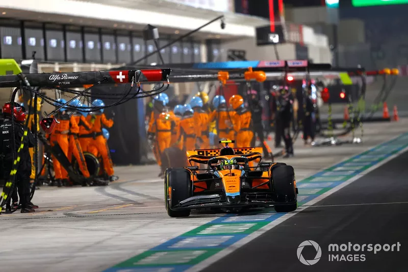Lando Norris, McLaren MCL60, lascia il box dopo la sosta