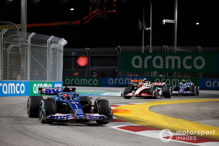 Esteban Ocon, Alpine A523, Kevin Magnussen, Haas VF-23, Pierre Gasly, Alpine A523