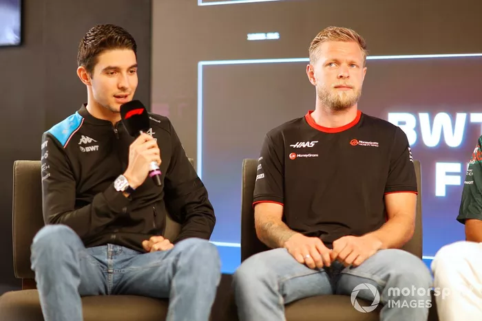 Esteban Ocon, Alpine F1 Team, con Kevin Magnussen, Haas F1 Team