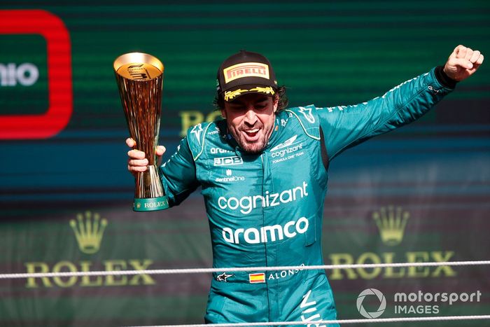 Fernando Alonso, Aston Martin F1 Team, 3ª posición, celebra con su trofeo en el podio