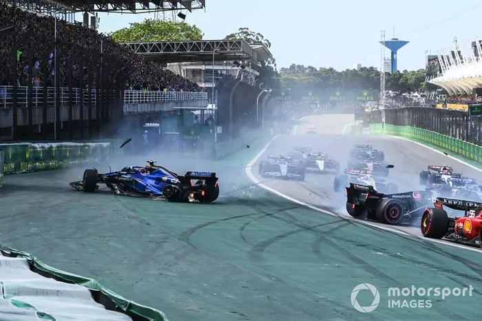 Kevin Magnussen, Haas VF-23, Alex Albon, Williams FW45, se caen en la salida