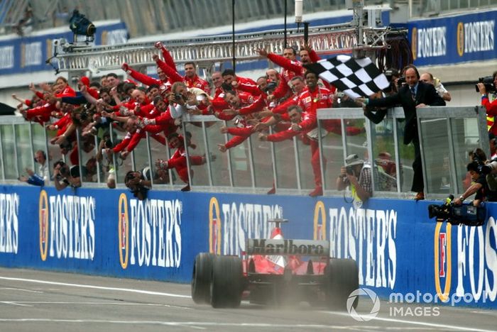 Schumacher consigue la victoria. 