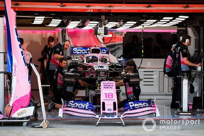 Los mecánicos trabajan en el coche de Lance Stroll, Racing Point RP19, en el garaje.
