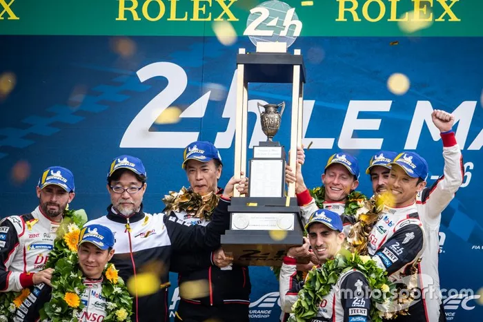 Podio: ganadores #8 Toyota Fernando Alonso, Sebastien Buemi, Kazuki Nakajima