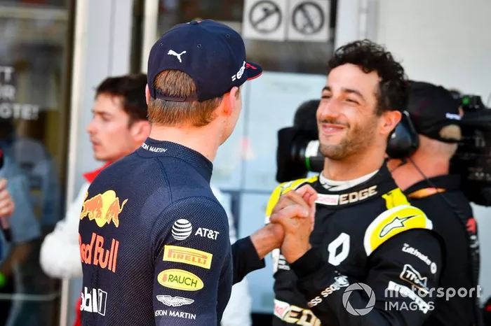 Daniel Ricciardo, Renault F1 Team felicita al ganador de la carrera Max Verstappen, Red Bull Racing en Parc Ferme 