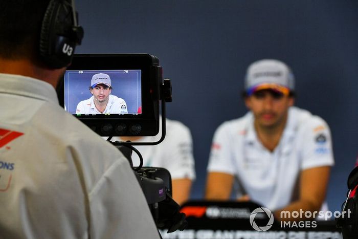Operador de cámara filmando a Carlos Sainz Jr. y McLaren durante la conferencia de prensa 