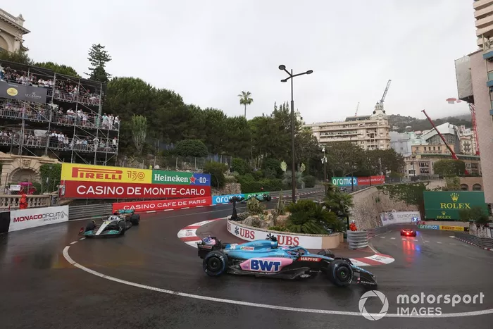 Fernando Alonso, Alpine A522, Lewis Hamilton, Mercedes W13, en la vuelta de formación