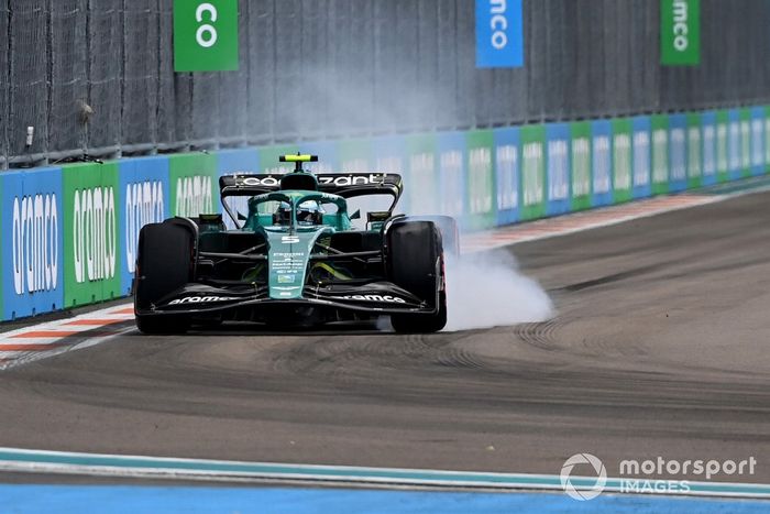 Sebastian Vettel, Aston Martin AMR22, bloquea los frenos
