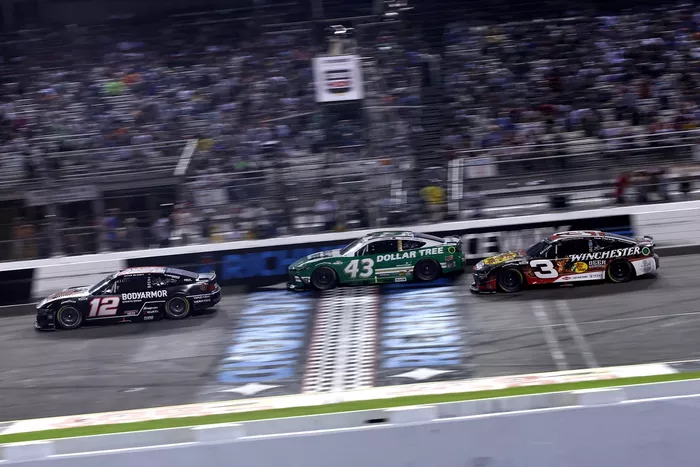 Ryan Blaney, Team Penske Ford, Erik Jones, LEGACY MOTOR CLUB Toyota, Austin Dillon, Richard Childress Racing Chevrolet