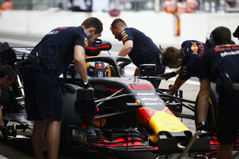 Daniel Ricciardo, Red Bull Racing RB14, dans les stands