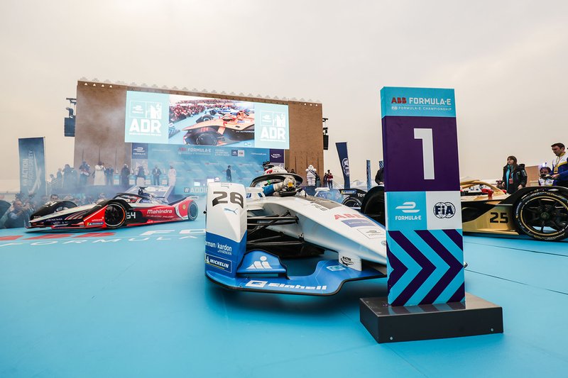 Le monoposto dei primi tre classificati Antonio Felix da Costa, BMW I Andretti Motorsports, BMW iFE.18, Jean-Eric Vergne, DS TECHEETAH, DS E-Tense FE19, Jérôme d'Ambrosio, Mahindra Racing, M5 Electro, davanti al podio