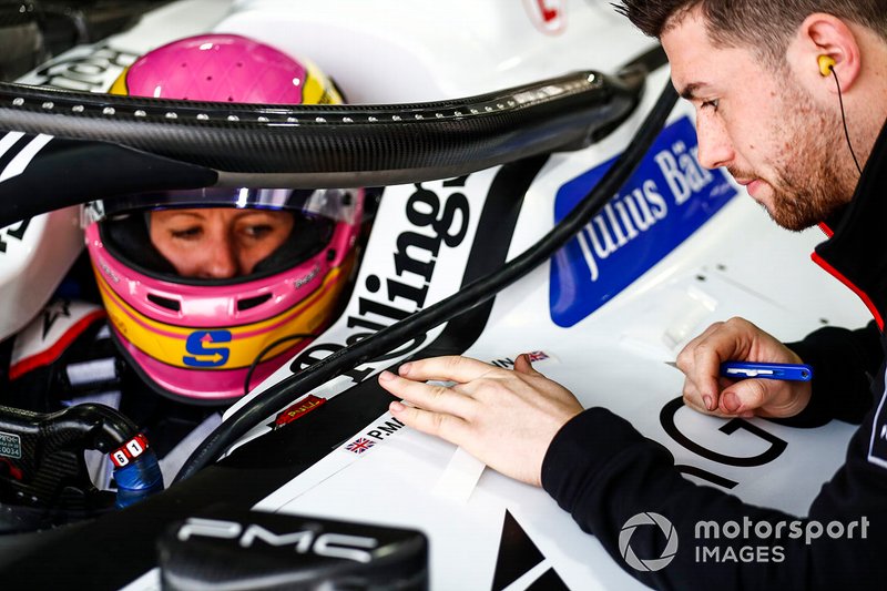 Un mécanicien Dragon met un sticker pour Pippa Mann, GEOX Dragon, Penske EV-3
