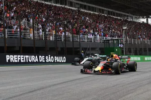 Max Verstappen, Red Bull Racing RB14 en Lewis Hamilton, Mercedes-AMG F1 W09 