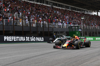 Max Verstappen, Red Bull Racing RB14 en Lewis Hamilton, Mercedes-AMG F1 W09