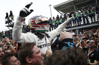 Il vincitore della gara Lewis Hamilton, Mercedes AMG F1, festeggia nel parco chiuso