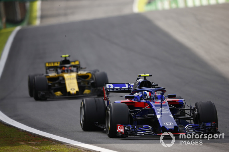 Pierre Gasly, Scuderia Toro Rosso STR13, devant Carlos Sainz Jr., Renault Sport F1 Team R.S. 18