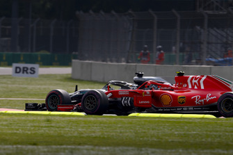 Lewis Hamilton, Mercedes AMG F1 W09 EQ Power+, supera Kimi Raikkonen, Ferrari SF71H