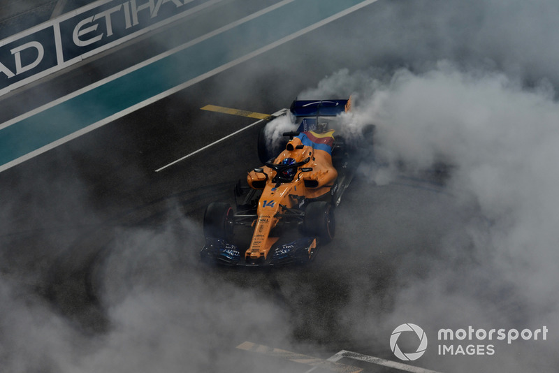 Fernando Alonso, McLaren MCL33 hace donas al final de la última carrera