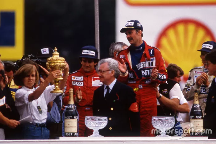 Virginia Williams recibe el trofeo de constructor ganador en el Gran Premio de Gran Bretaña de 1986 en Brands Hatch