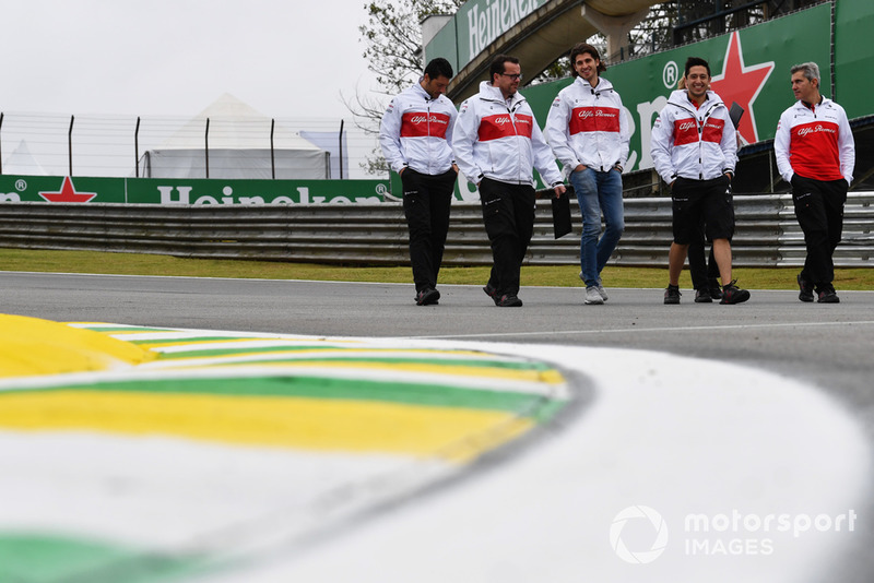 Antonio Giovinazzi, Sauber parcourt la piste à pied