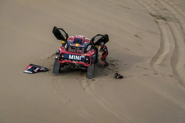 #304 X-Raid Mini JCW Team: Stéphane Peterhansel helping David Castera 