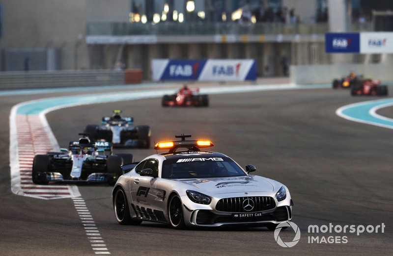 El Safety Car lidera a Lewis Hamilton, Mercedes AMG F1 W09 EQ Power +, y Valtteri Bottas, Mercedes AMG F1 W09 EQ Power +