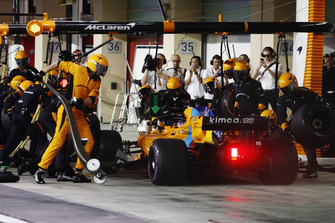 Fernando Alonso, McLaren MCL33, fait un arrêt