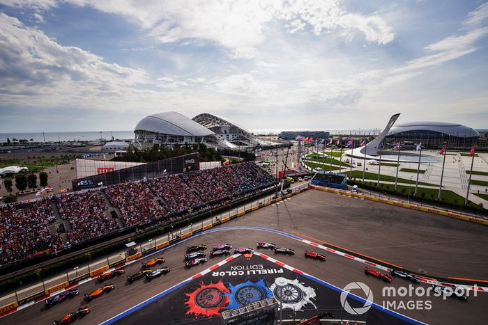 Valtteri Bottas, Mercedes AMG F1 W09, lidera Lewis Hamilton, Mercedes AMG F1 W09, Sebastian Vettel, Ferrari SF71H, Kimi Raikkonen, Ferrari SF71H, Charles Leclerc, Sauber C37, Kevin Magnussen, Haas F1 Team VF-18, Esteban Ocon, Racing Point Force India VJM11, al inicio de la carrera.