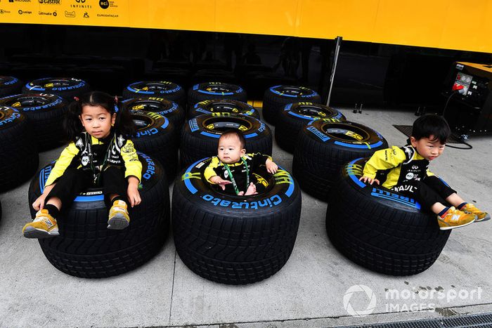Pequeños fans de Renault Sport F1 Team en los neumáticos Pirelli
