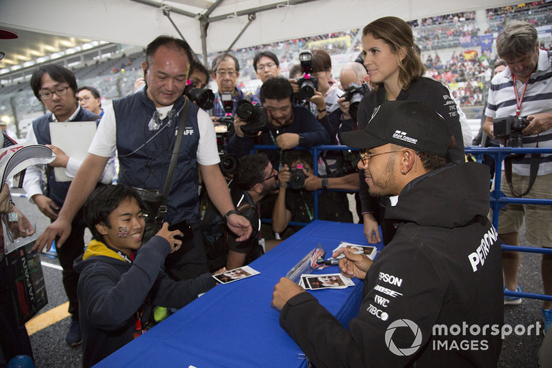 Lewis Hamilton, Mercedes AMG F1 signs autographs for the fans