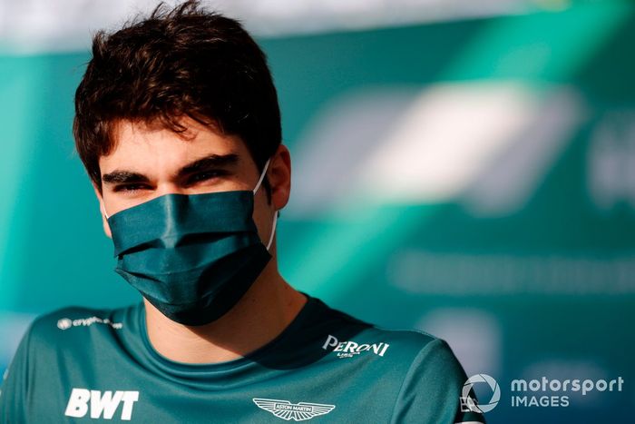Lance Stroll, Aston Martin, habla con los medios